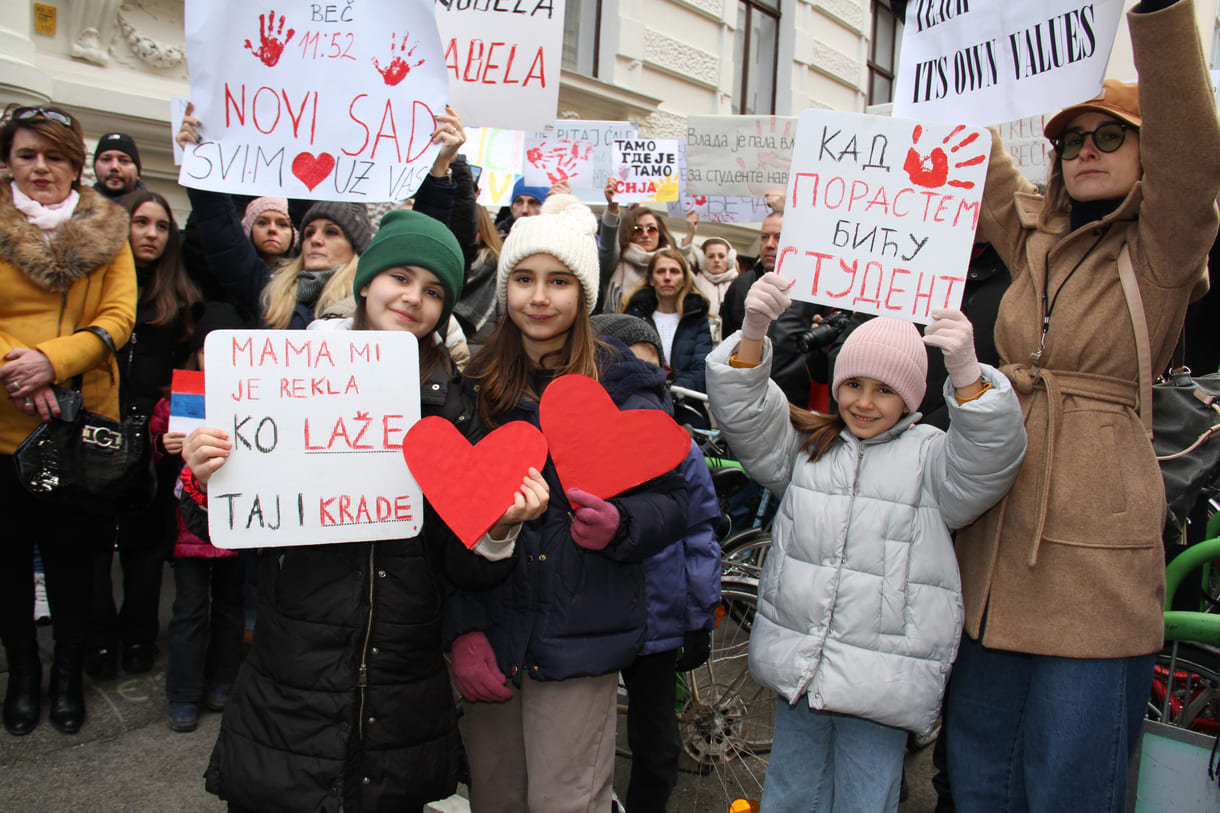 Kinder trauern um Alterskollegin und protestieren