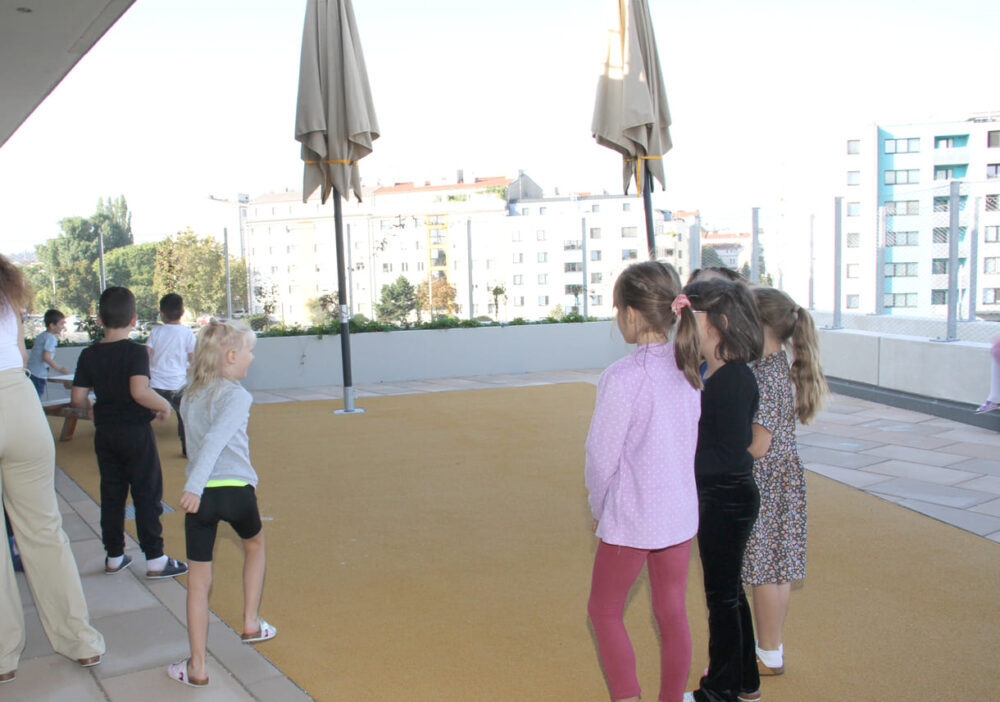 Kinder einer Klasse auf der Terrasse mit viel Bewegungsmöglichkeiten