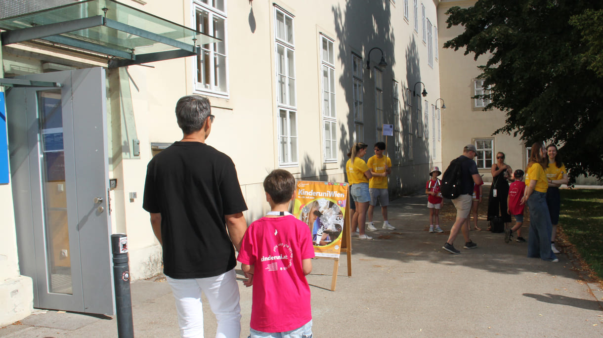 Kinder und Eltern beim Eingang zum Info-Point