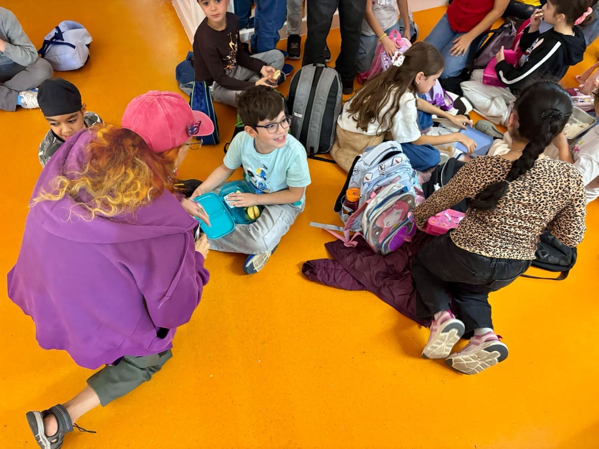 KiJuKu im Gespräch mit Kindern, die wie der Reporter eine Probe des Stücks "Alle Kinder nach Kinderstadt" besucht haben
