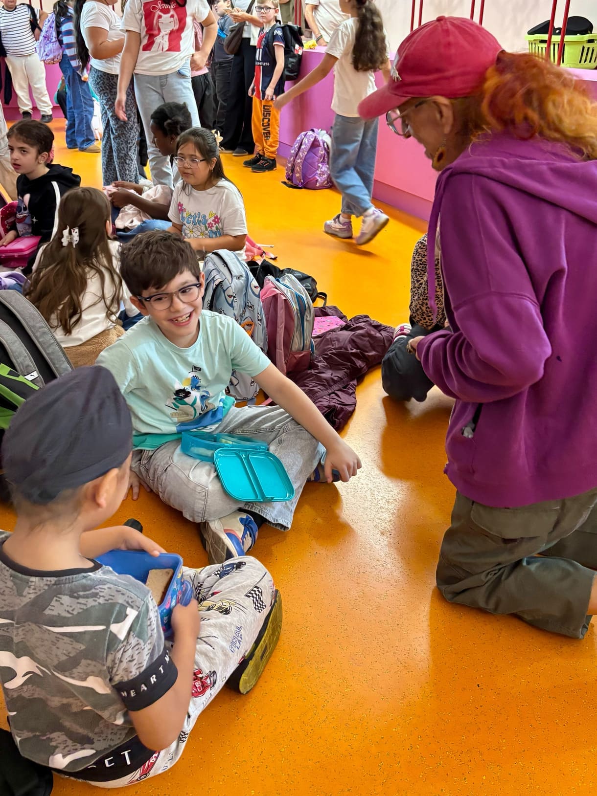KiJuKu im Gespräch mit Kindern, die wie der Reporter eine Probe des Stücks "Alle Kinder nach Kinderstadt" besucht haben