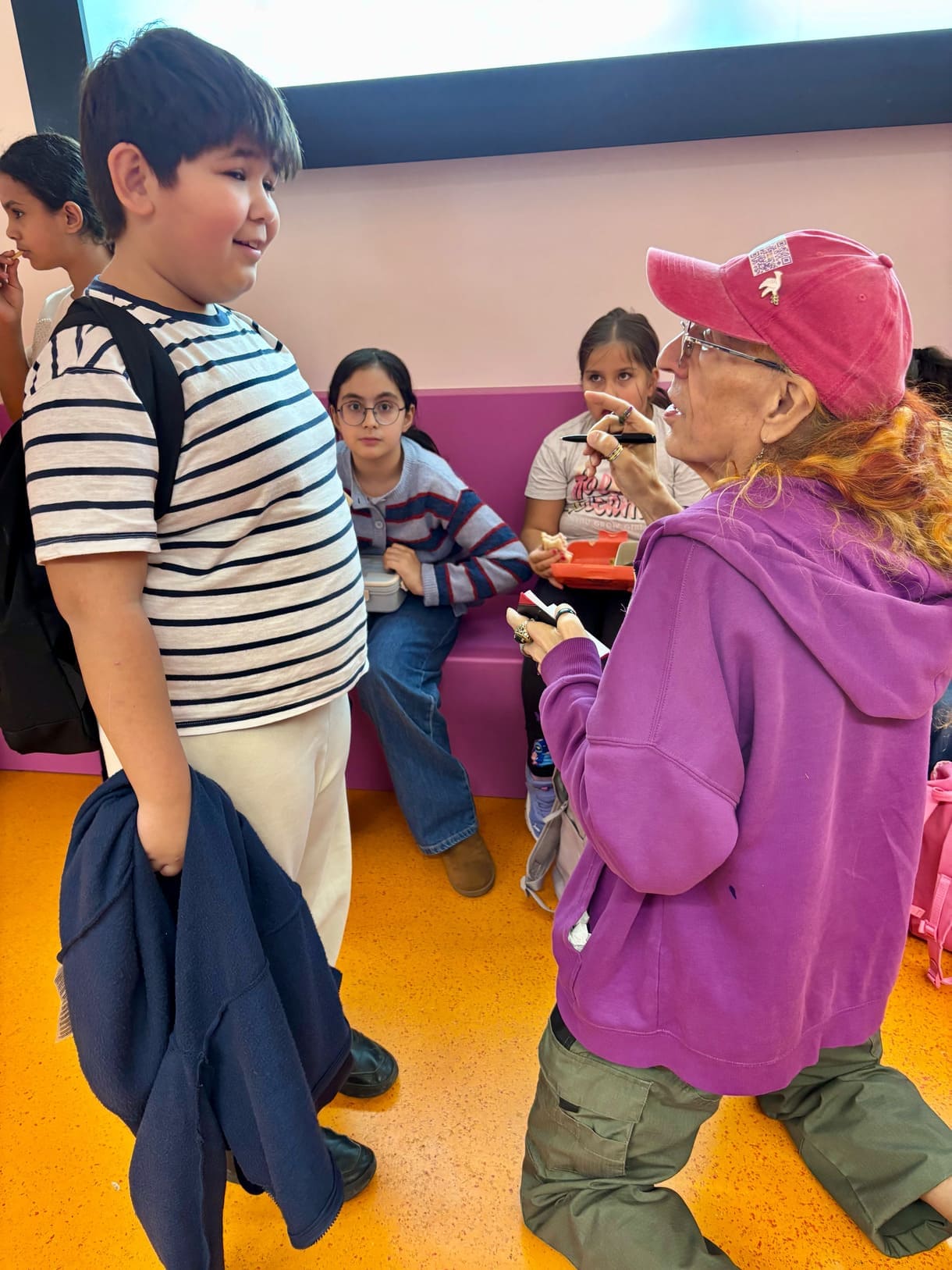 KiJuKu im Gespräch mit Kindern, die wie der Reporter eine Probe des Stücks "Alle Kinder nach Kinderstadt" besucht haben