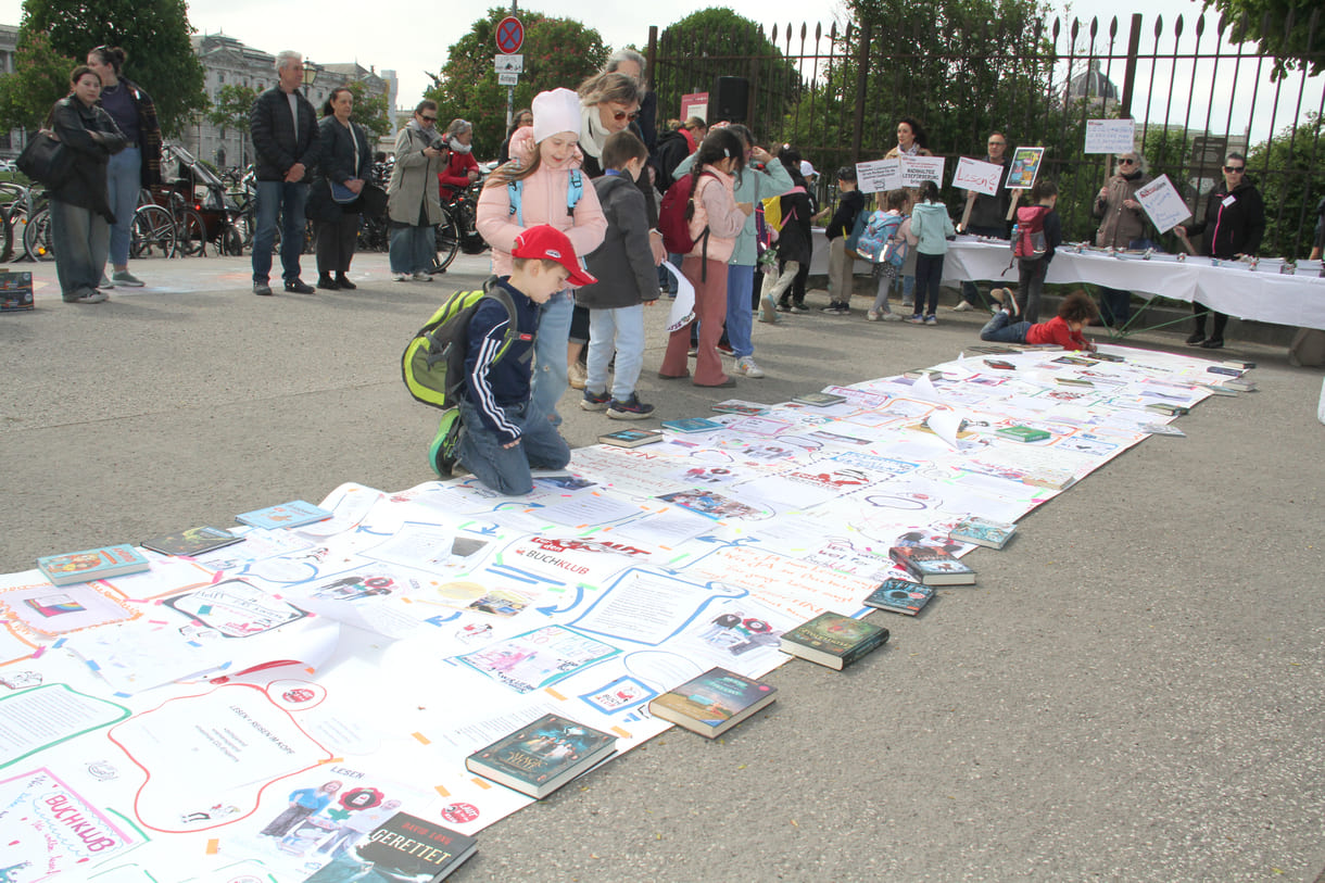 Kinder erweitern die lange Schriftrolle um eigene Beiträge
