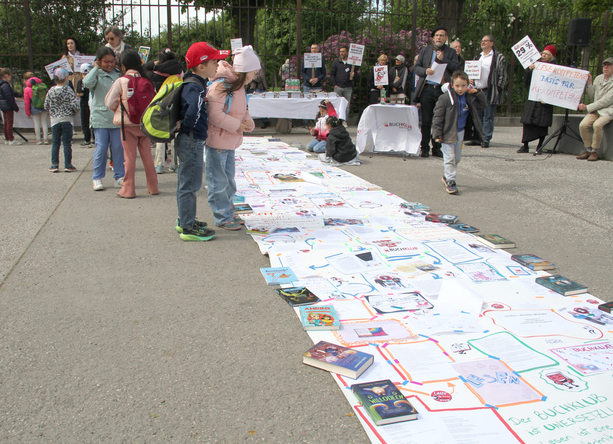 Kinder erweitern die lange Schriftrolle um eigene Beiträge