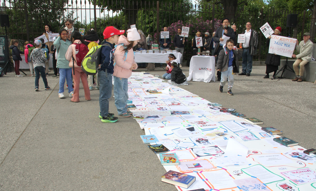 Kinder erweitern die lange Schriftrolle um eigene Beiträge