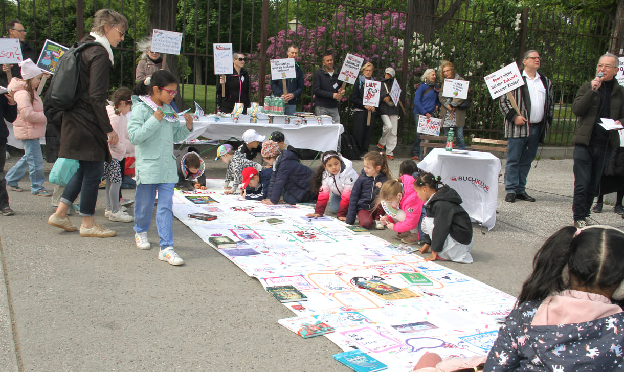Kinder erweitern die lange Schriftrolle um eigene Beiträge