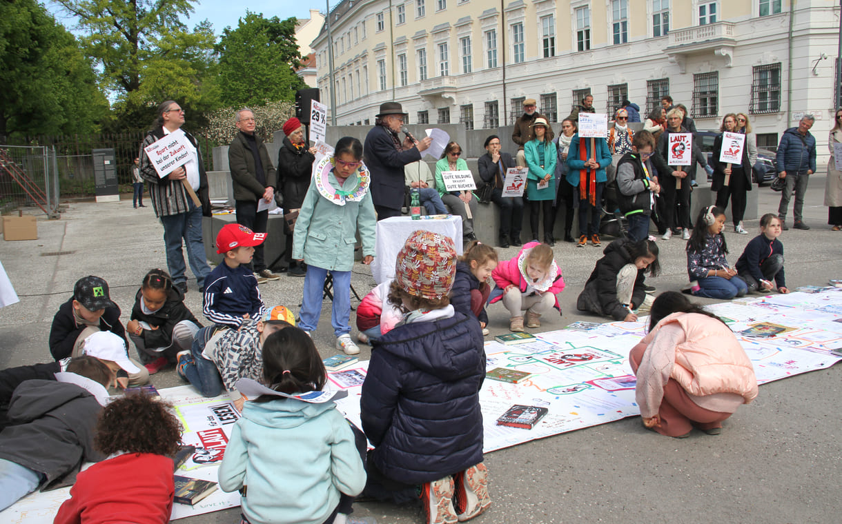 Kinder erweitern die lange Schriftrolle um eigene Beiträge