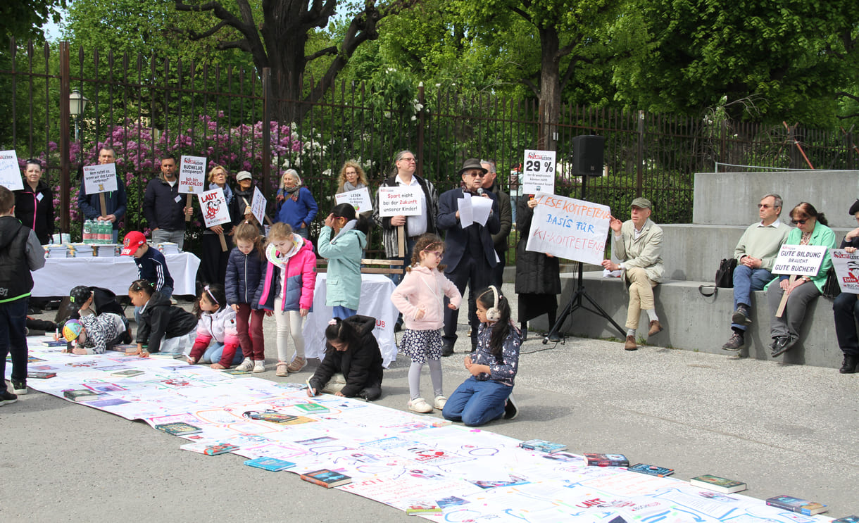 Kinder erweitern die lange Schriftrolle um eigene Beiträge