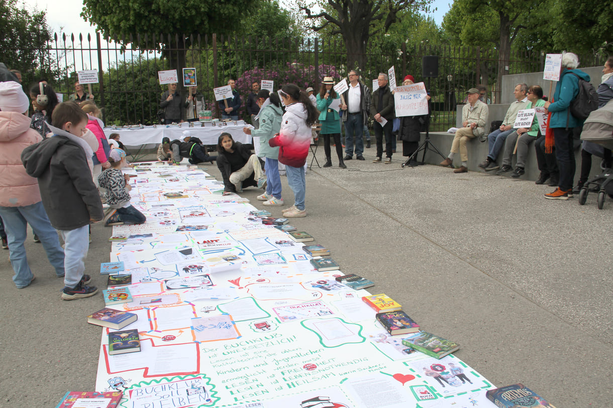 Kinder erweitern die lange Schriftrolle um eigene Beiträge