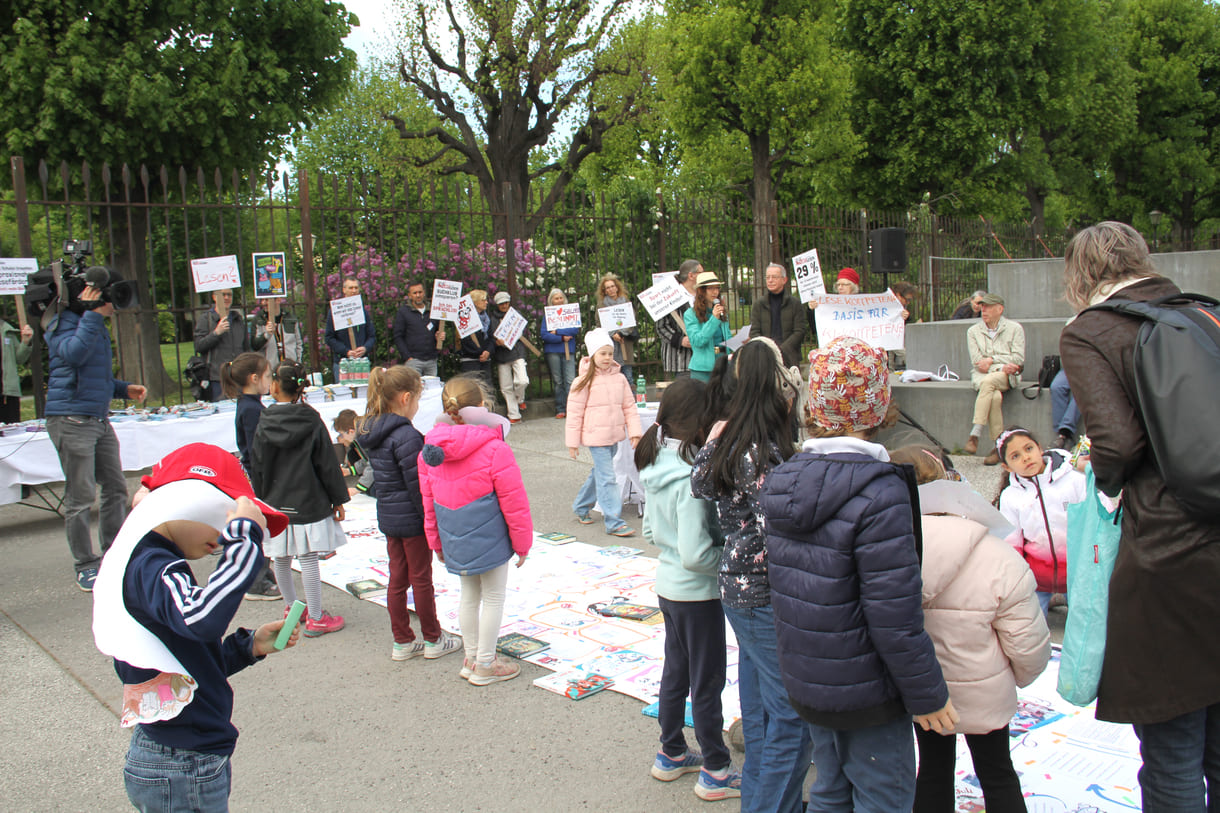 Kinder erweitern die lange Schriftrolle um eigene Beiträge