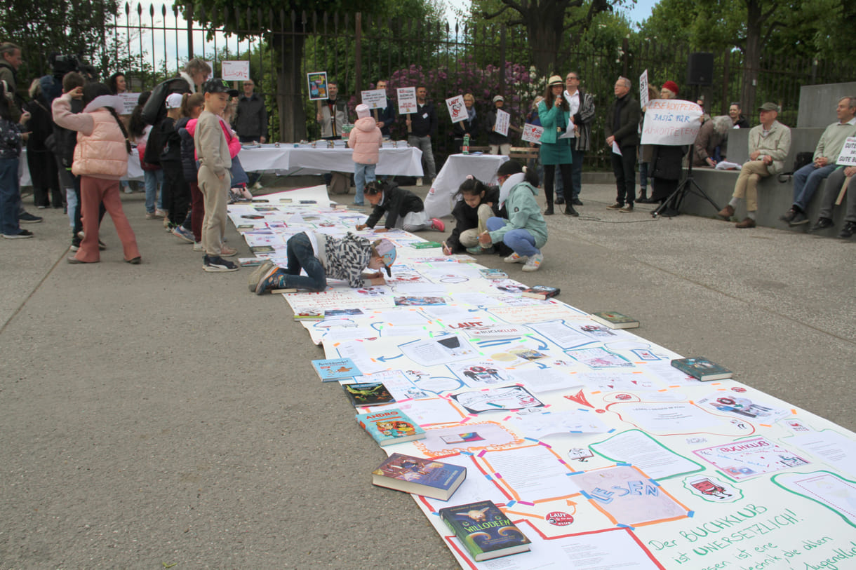 Kinder erweitern die lange Schriftrolle um eigene Beiträge