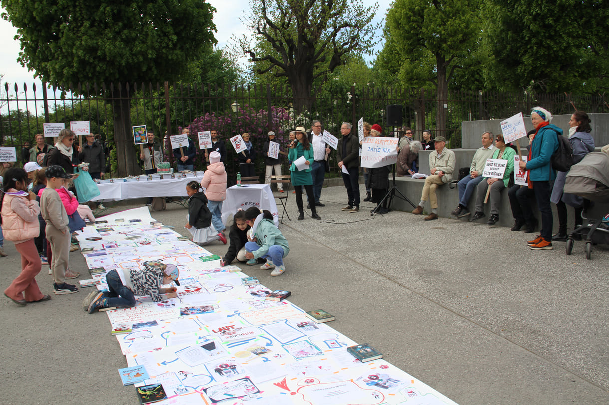 Kinder erweitern die lange Schriftrolle um eigene Beiträge