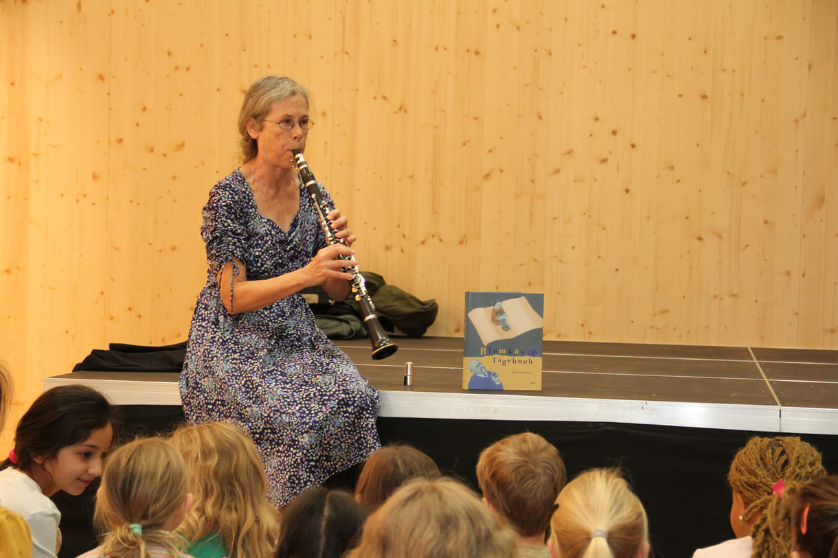 Claudia Wratschko spielte auf der Klarinette passende Musik zum Buch