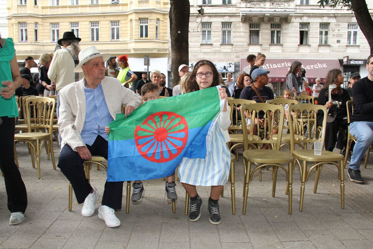 Kinder mit Roma-Fahne
