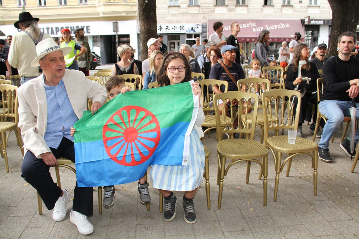 Kinder mit Roma-Fahne