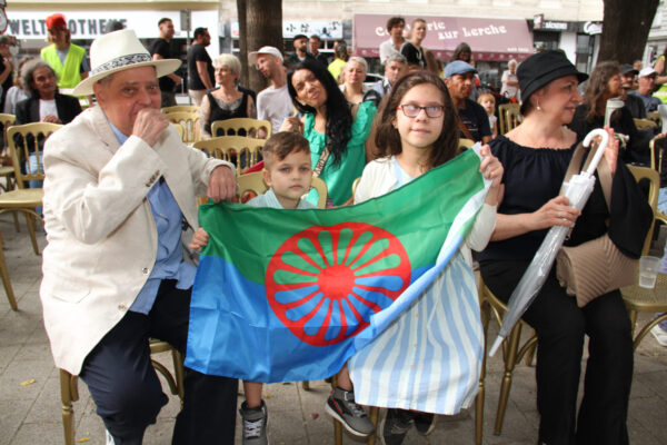 Kinder mit Roma-Fahne