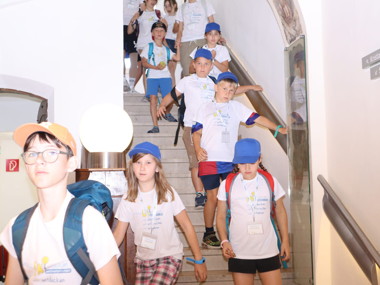 Kinder auf dem Weg von einem zum nächsten Kurs des KinderUNIversums