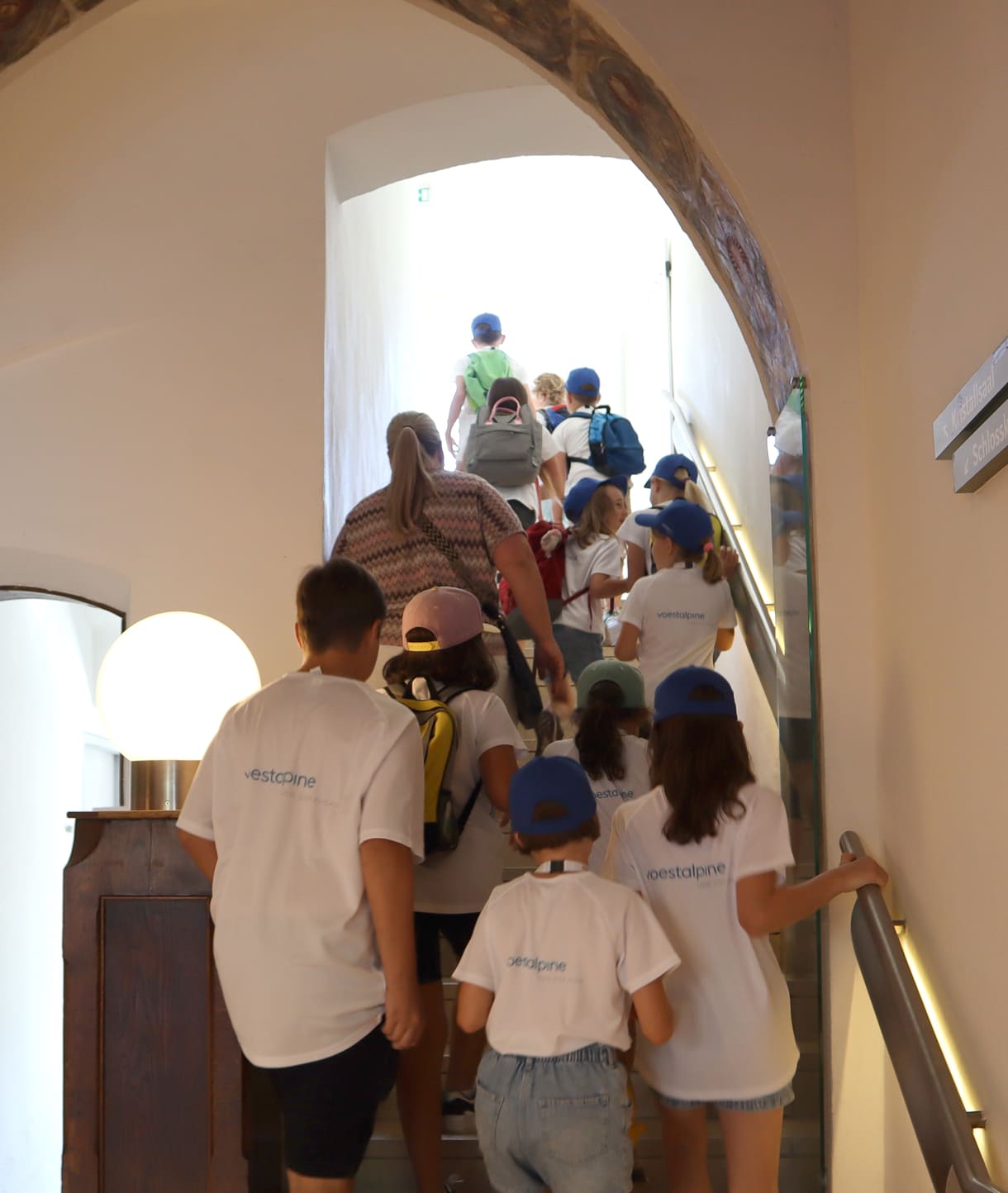 Kinder auf dem Weg von einem zum nächsten Kurs des KinderUNIversums