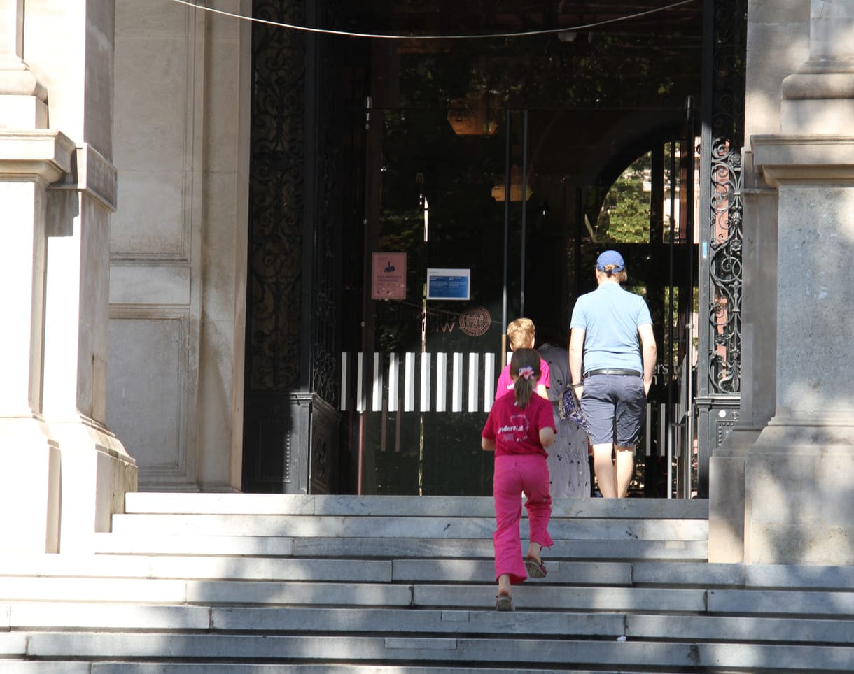 Kinderuni-Studierende auf den Treppen hinauf zur Universität Wien