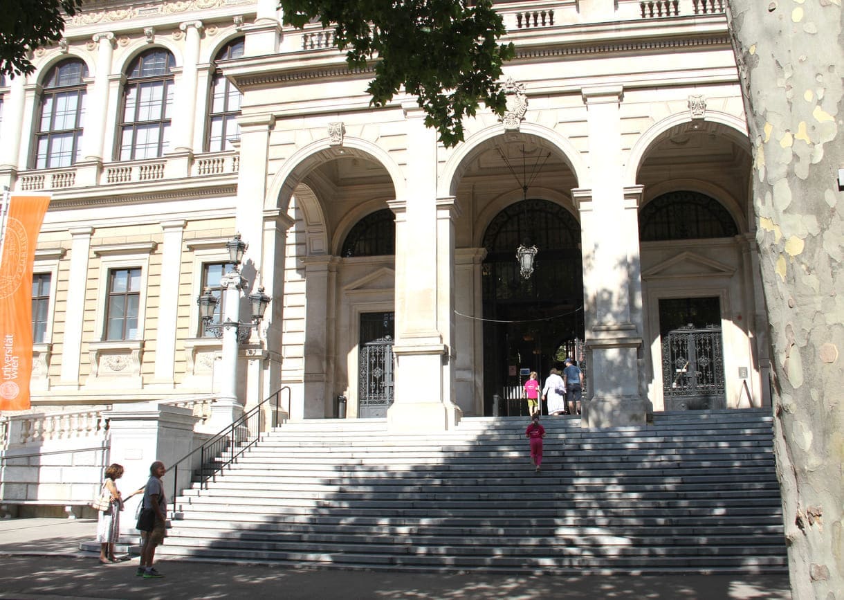 Kinderuni-Studierende auf den Treppen hinauf zur Universität Wien