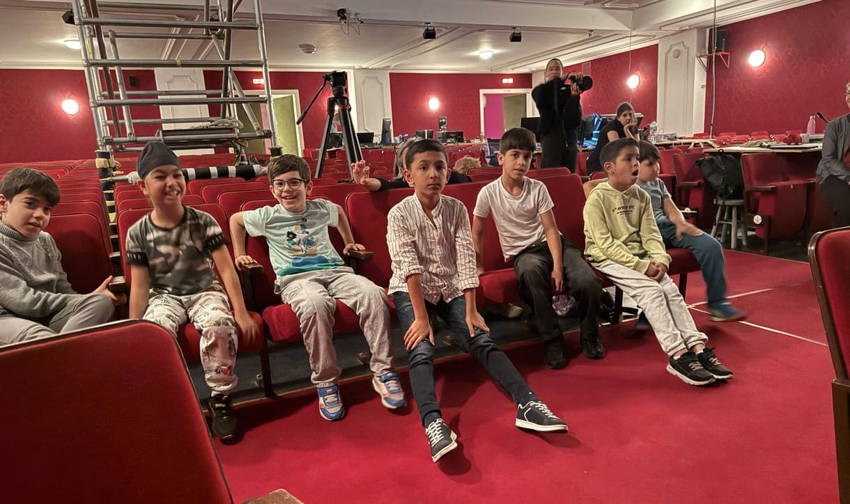 Kinder mehrerer Klassen besuchten eine der proben des stücks "Alle Kinder nach Kinderstadt" und sprachen danach mit den Theaterleuten