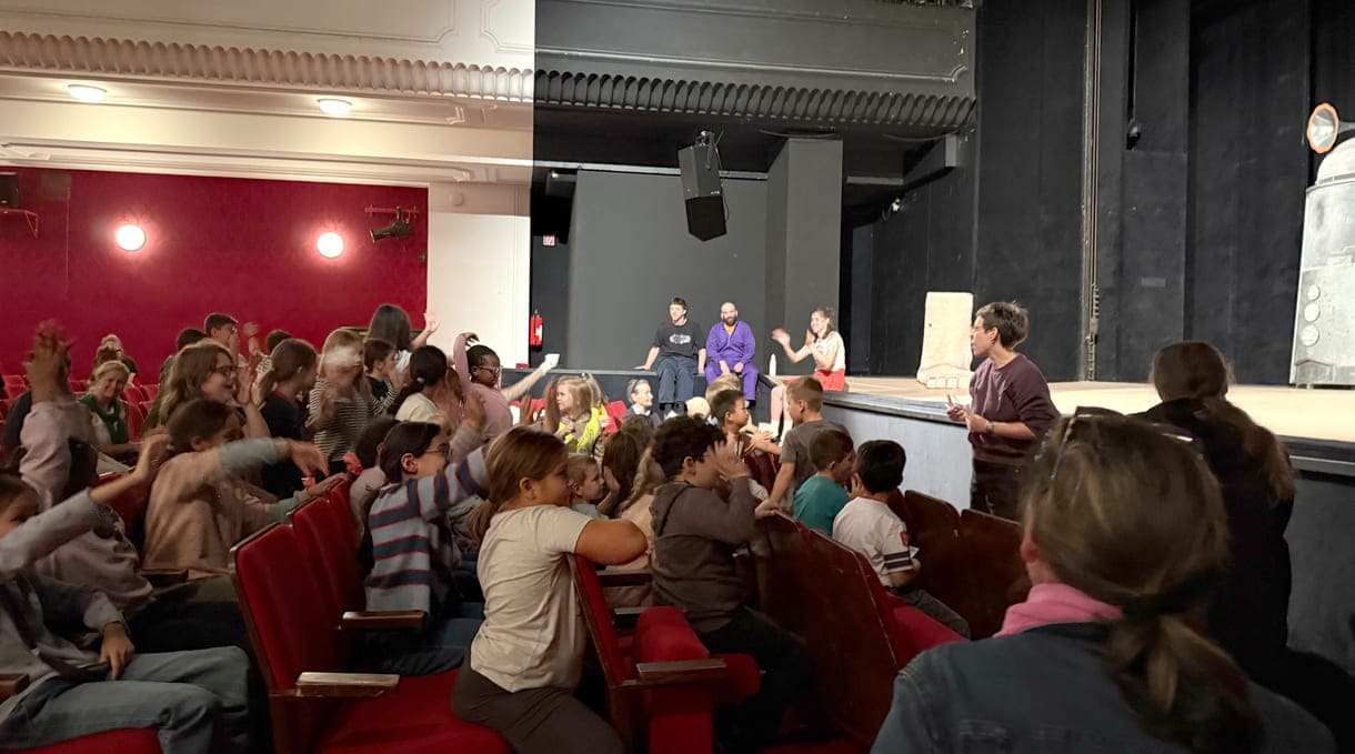Kinder mehrerer Klassen besuchten eine der proben des stücks "Alle Kinder nach Kinderstadt" und sprachen danach mit den Theaterleuten
