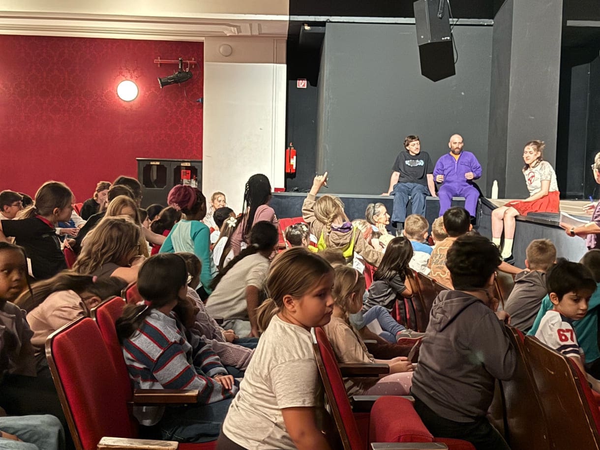 Kinder mehrerer Klassen besuchten eine der proben des stücks "Alle Kinder nach Kinderstadt" und sprachen danach mit den Theaterleuten