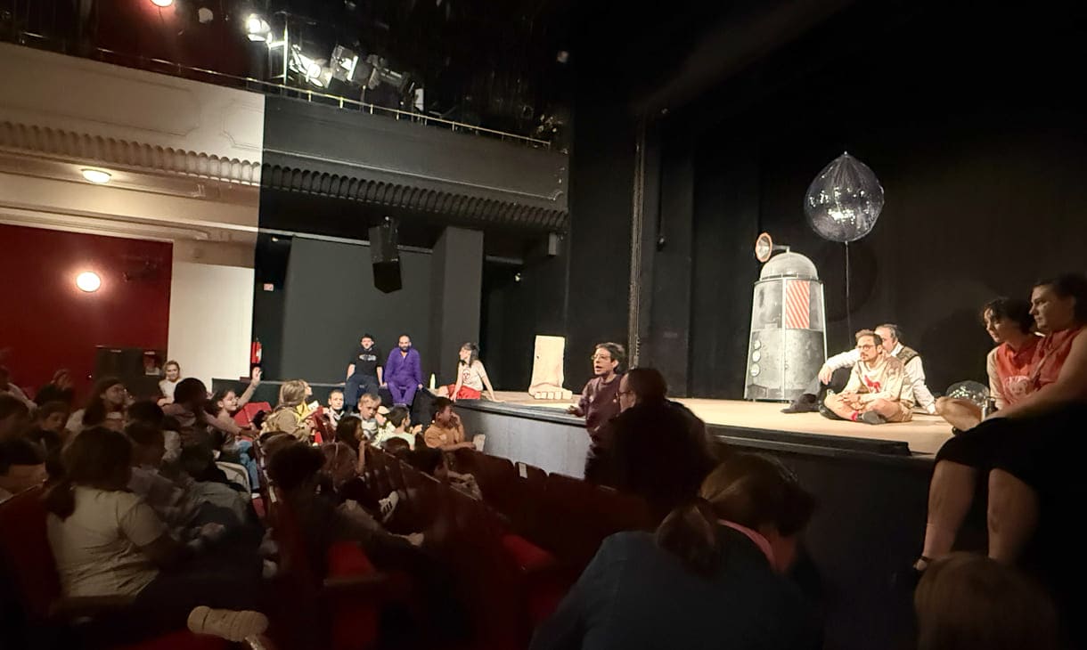 Kinder mehrerer Klassen besuchten eine der proben des stücks "Alle Kinder nach Kinderstadt" und sprachen danach mit den Theaterleuten