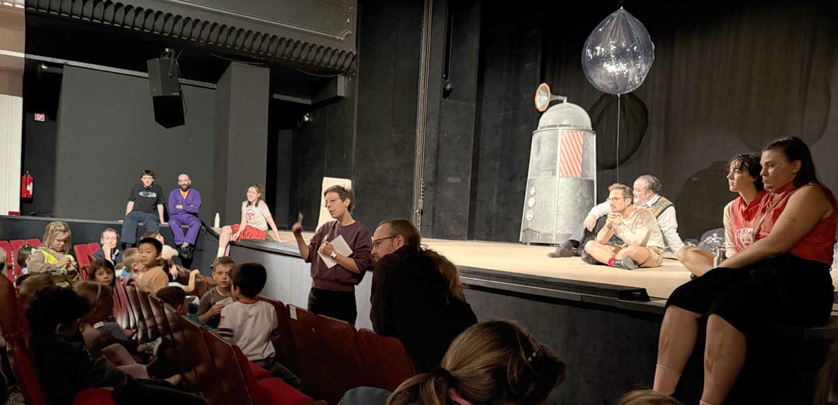 Kinder mehrerer Klassen besuchten eine der proben des stücks "Alle Kinder nach Kinderstadt" und sprachen danach mit den Theaterleuten