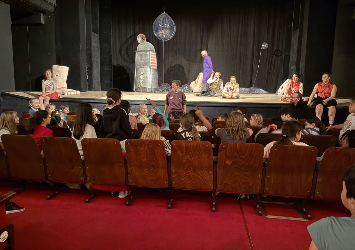 Kinder mehrerer Klassen besuchten eine der proben des stücks "Alle Kinder nach Kinderstadt" und sprachen danach mit den Theaterleuten