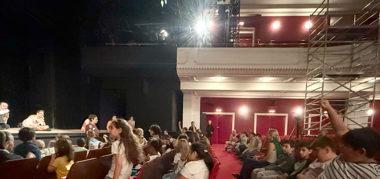 Kinder mehrerer Klassen besuchten eine der proben des stücks "Alle Kinder nach Kinderstadt" und sprachen danach mit den Theaterleuten