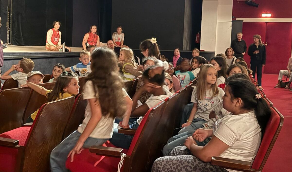 Kinder mehrerer Klassen besuchten eine der proben des stücks "Alle Kinder nach Kinderstadt" und sprachen danach mit den Theaterleuten
