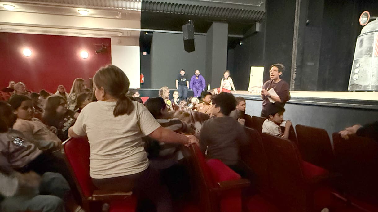 Kinder mehrerer Klassen besuchten eine der proben des stücks "Alle Kinder nach Kinderstadt" und sprachen danach mit den Theaterleuten