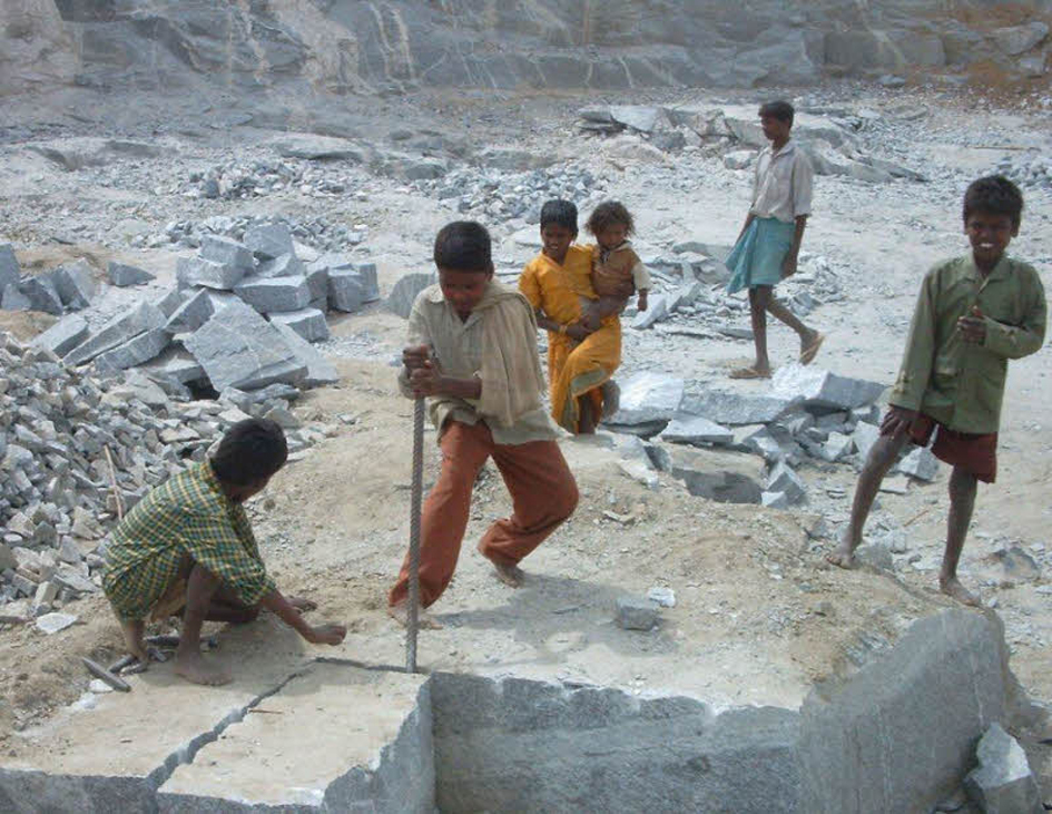 Indische Kinder arbeiten in einem Steinbruch