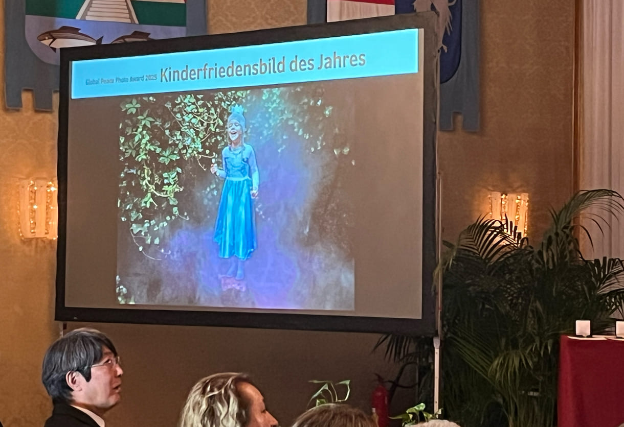 Projektion des vergrößerten Fotos von Noa Hagemann, der die Kinderkategorie gewonnen hat