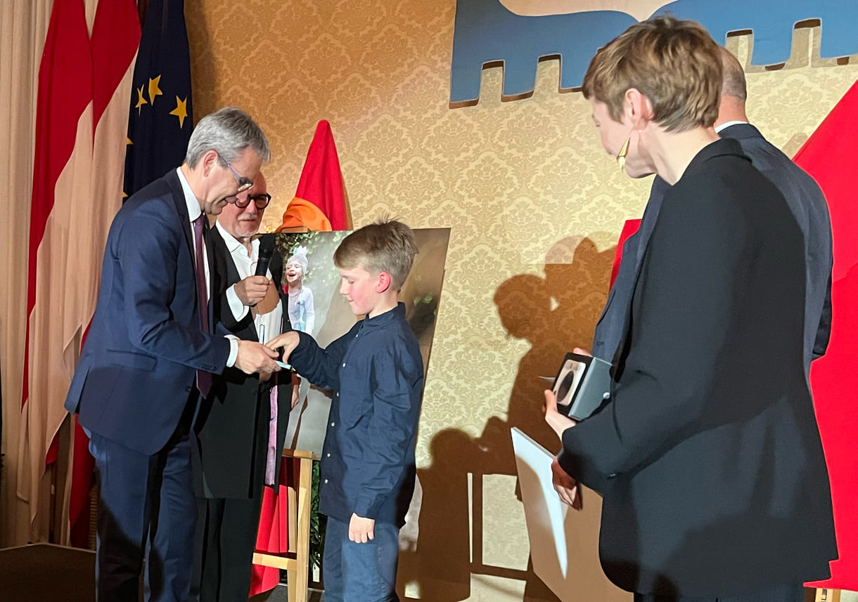Preisübergabe an Noa Hagmann, Gewinner der Kinderkategorie