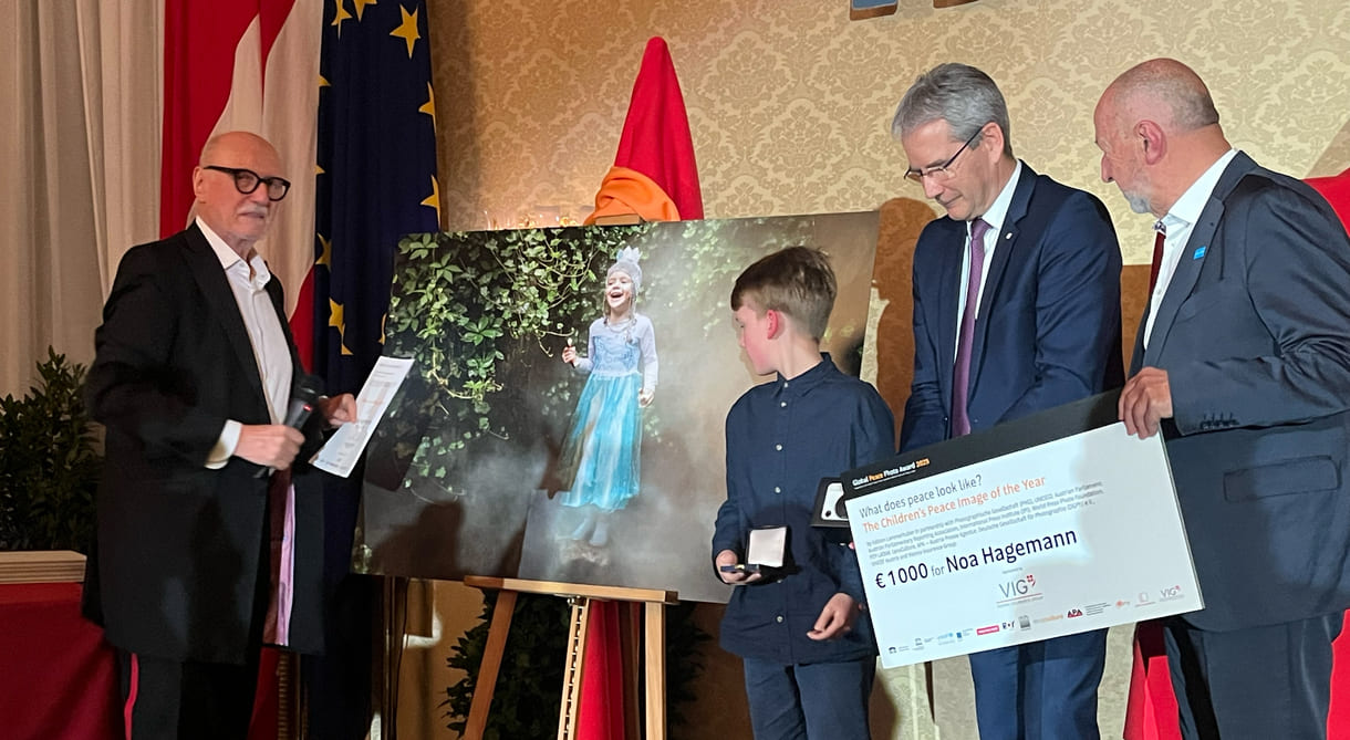 Preisübergabe an Noa Hagmann, Gewinner der Kinderkategorie