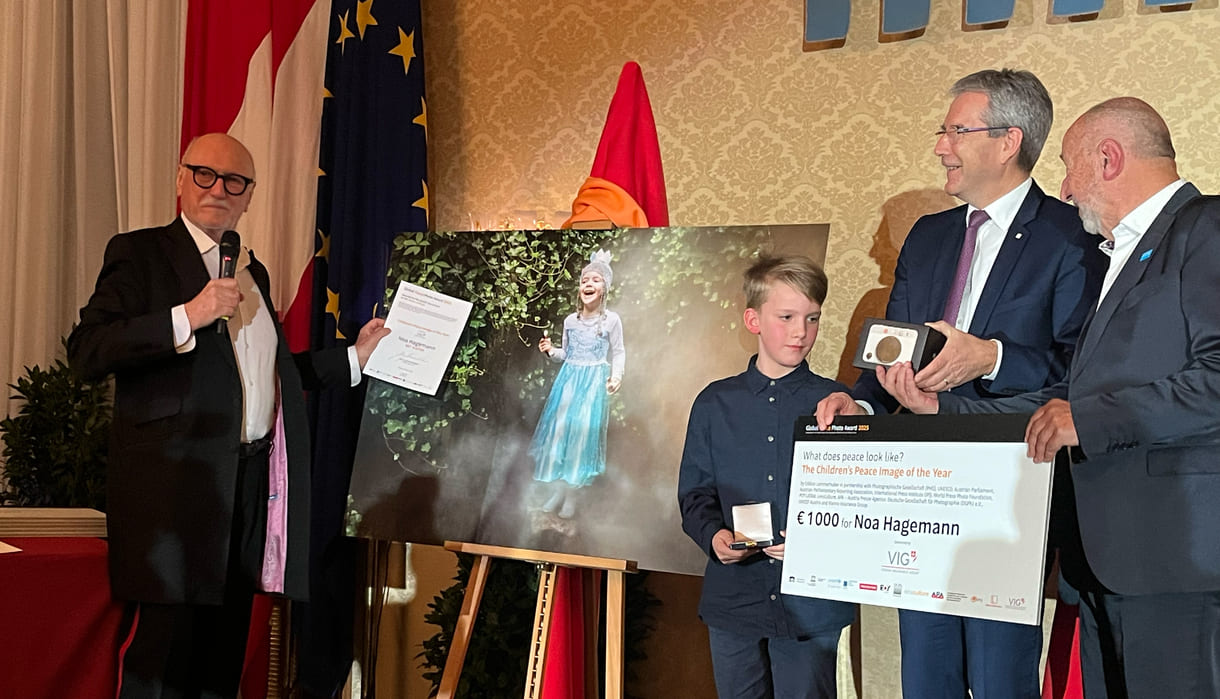Preisübergabe an Noa Hagmann, Gewinner der Kinderkategorie