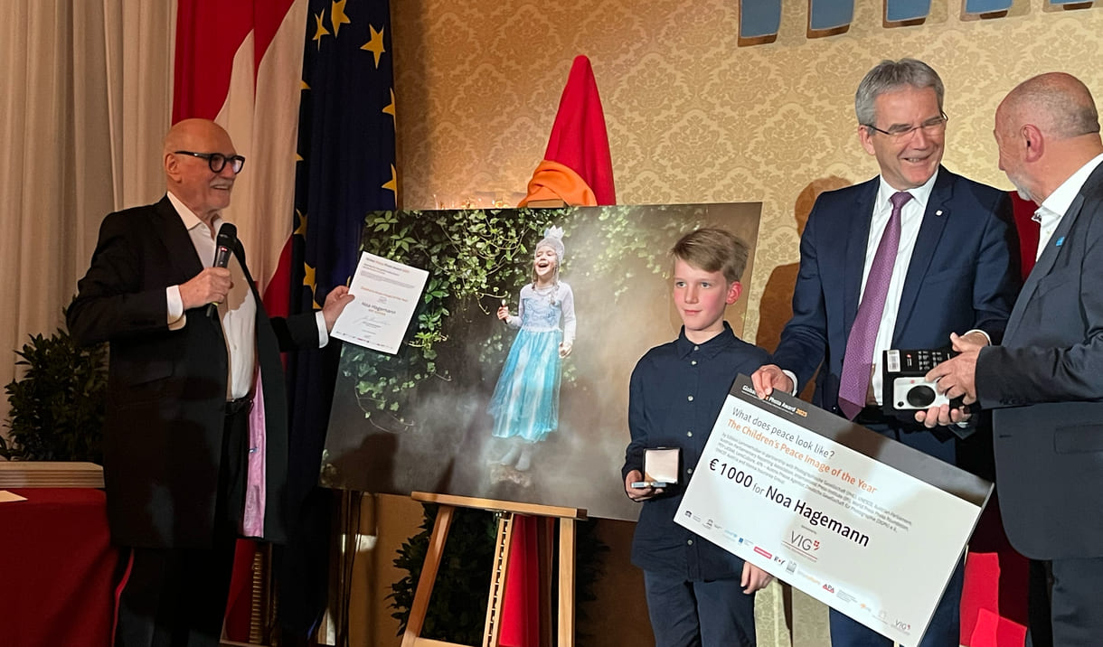 Preisübergabe an Noa Hagmann, Gewinner der Kinderkategorie