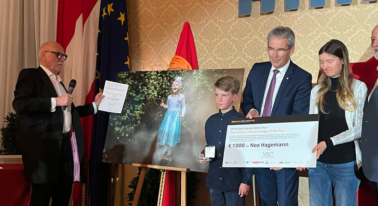 Preisübergabe an Noa Hagmann, Gewinner der Kinderkategorie
