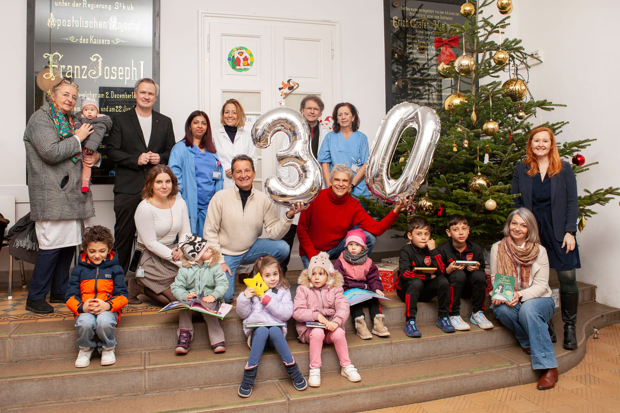30 Jahre Weihnachtsbuchaktion: v.l.n.r. oben: Eva Steffan, GF Wiener Kinderfreunde Daniel Bohmann, Fachbereichskoordinatorin Pflege Natasa Jovanovic, Abteilungsvorständin Kinder- und Jugendheilkunde Angela Zacharasiewicz, Ärztlicher Direktor Peter Gläser, Bereichsleiterin Pflege der Abt. für Kinder- und Jugendheilkunde Margarethe Maurer, unten: Stv. Pflegedirektorin Daniela Frey, Vorsitzender Wiener Kinderfreunde Christian Oxonitsch, Thomas Brezina, rechts unten: Pflegedirektorin der Klinik Ottakring Bianka Langmaier, oben: GF Wiener Kinderfreunde Alexandra Fischer und Kinder mit Brezina-Büchern