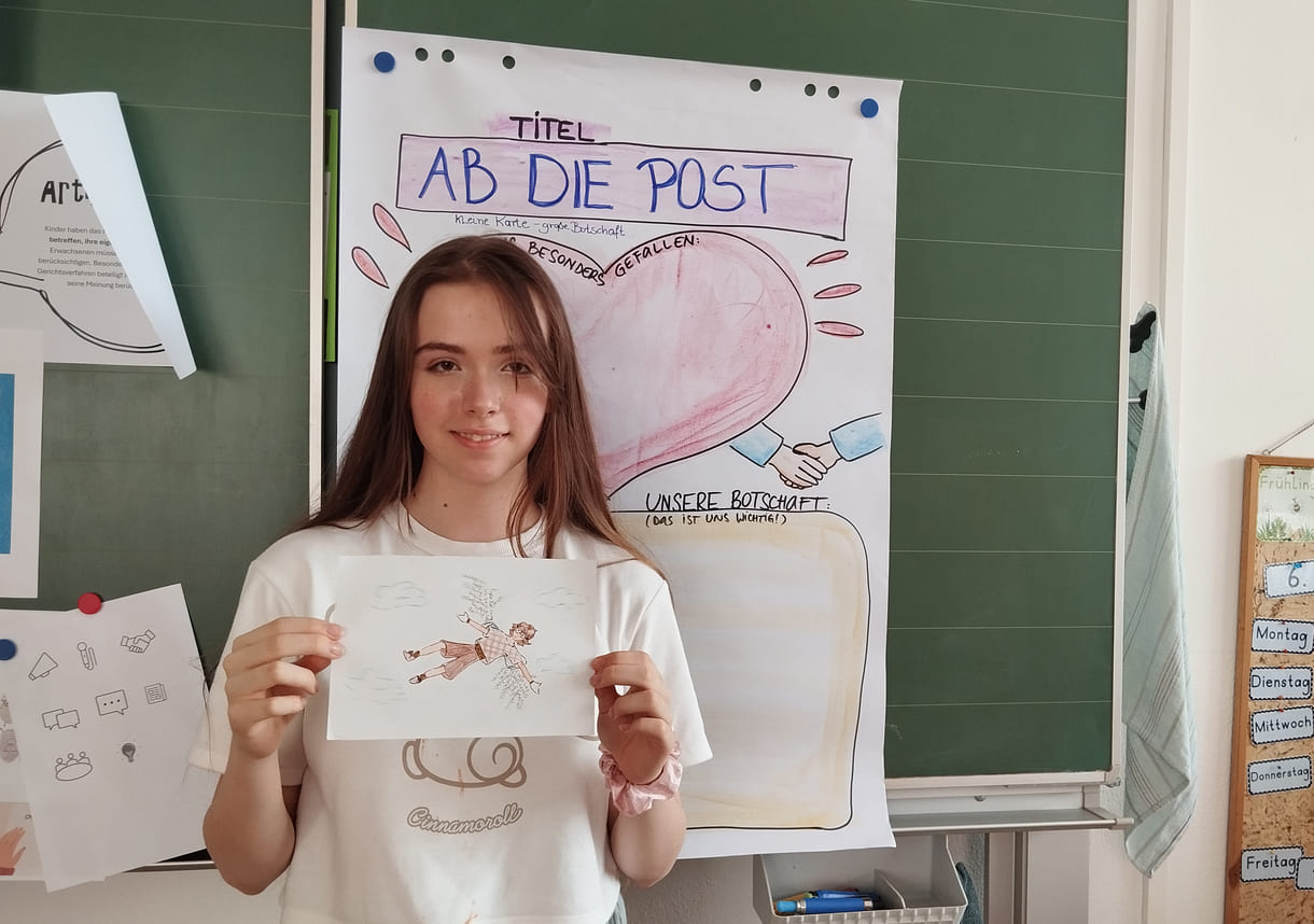 Lilian mit ihrer Zeichnung für die Postkarte