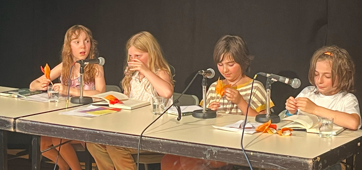 Die Kinderjury bei ihrer Präsentation