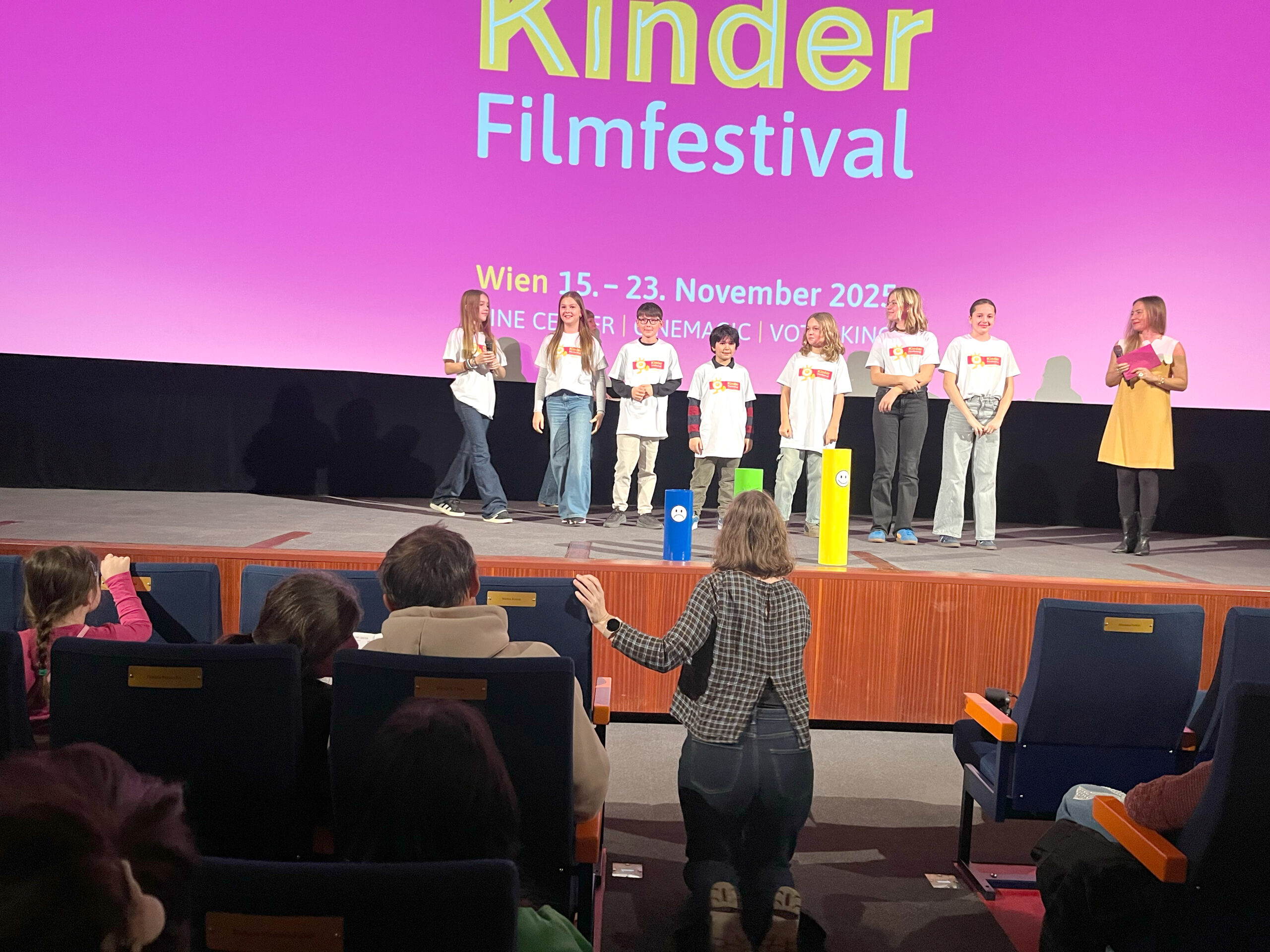 Die Kinderjury 2025 bei der Eröffung auf der Bühne des Gartenbaukinos