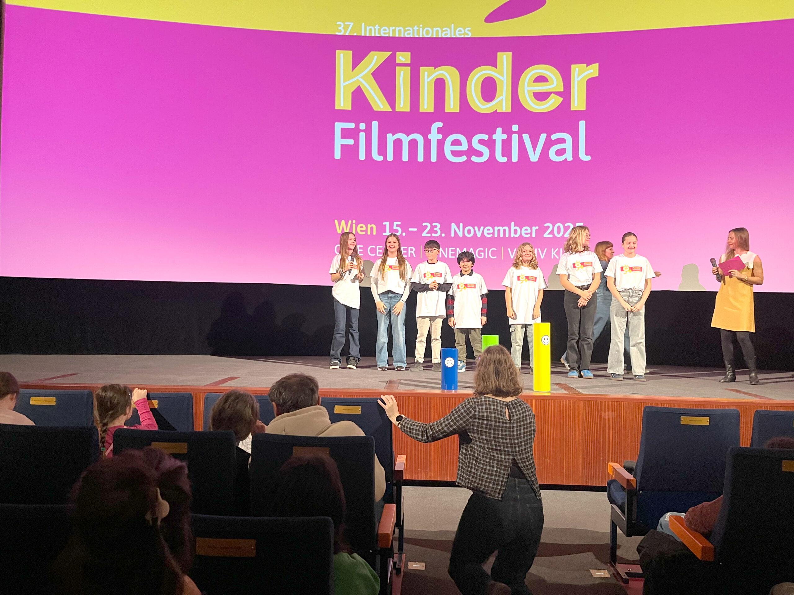 Die Kinderjury 2025 bei der Eröffung auf der Bühne des Gartenbaukinos