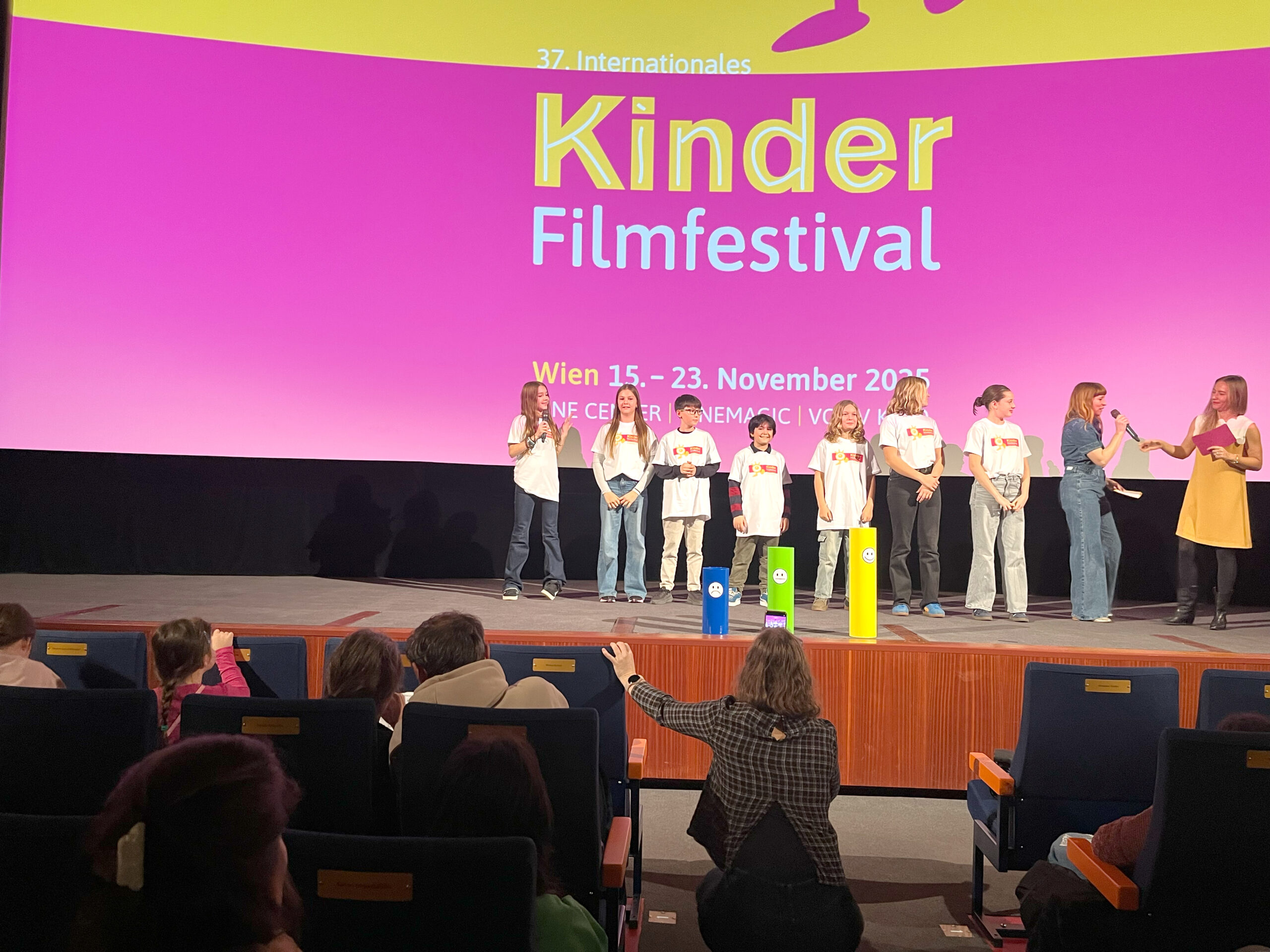 Die Kinderjury 2025 bei der Eröffung auf der Bühne des Gartenbaukinos
