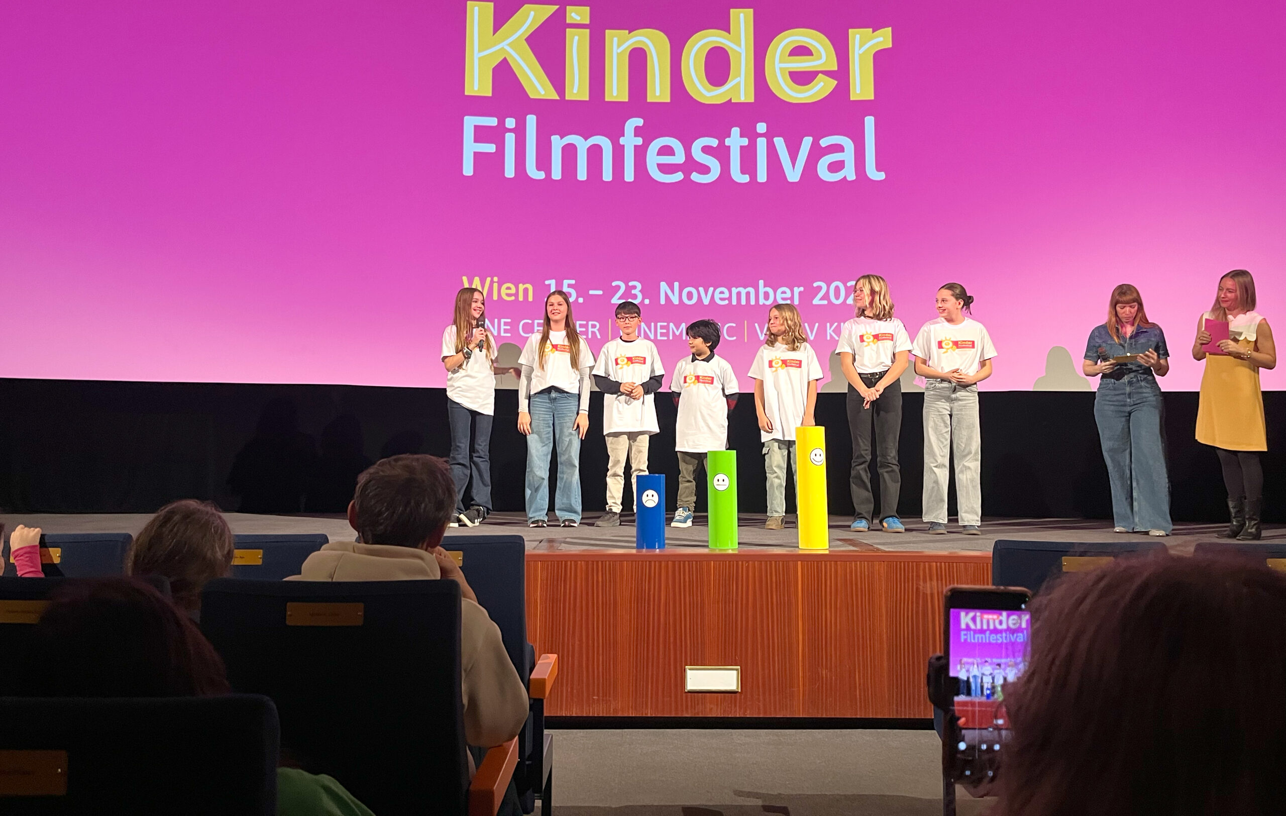 Die Kinderjury 2025 bei der Eröffung auf der Bühne des Gartenbaukinos
