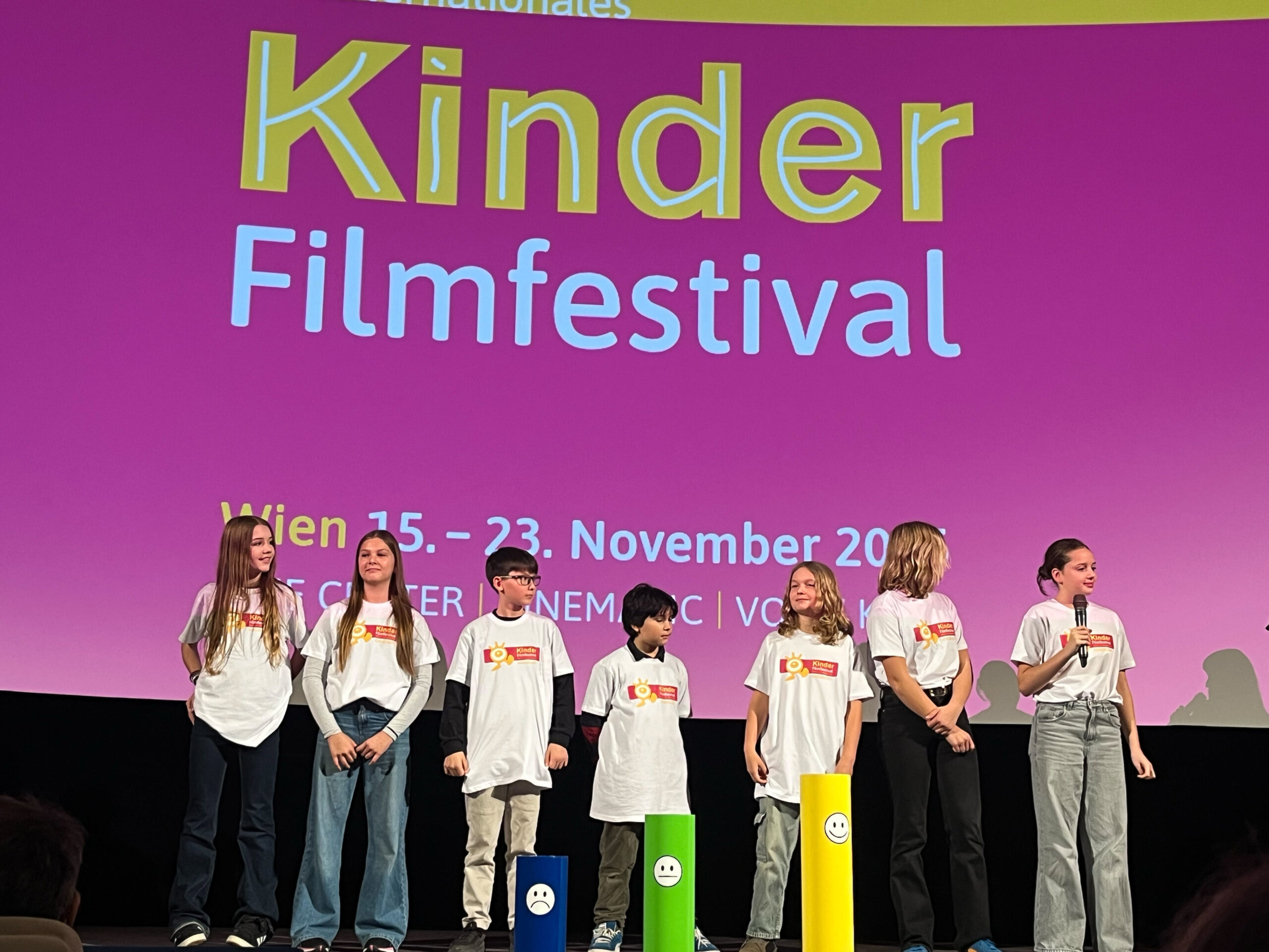 Die Kinderjury 2025 bei der Eröffung auf der Bühne des Gartenbaukinos