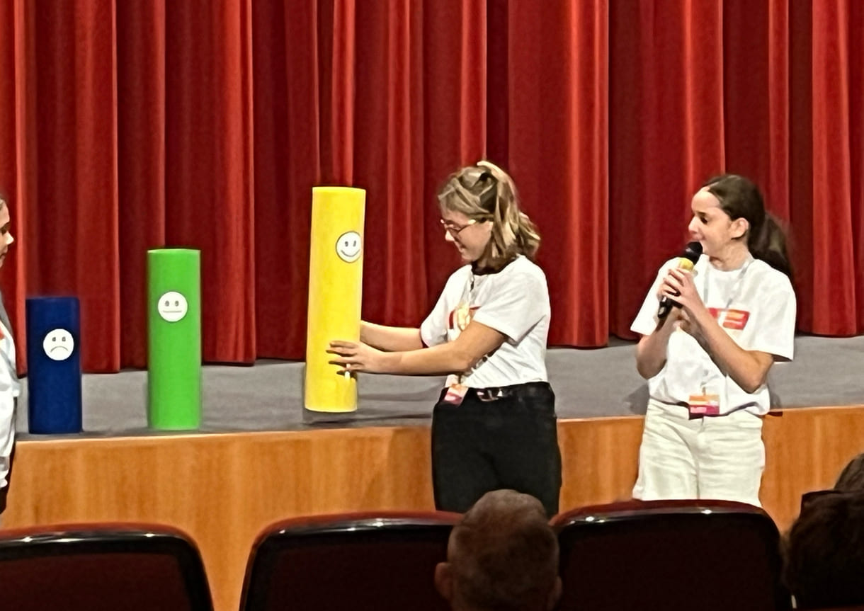 Kinderjury-Mitglieder erklären, wie das Publikum mit dem Eintrittskarten-Abschnitt abstimmen kann