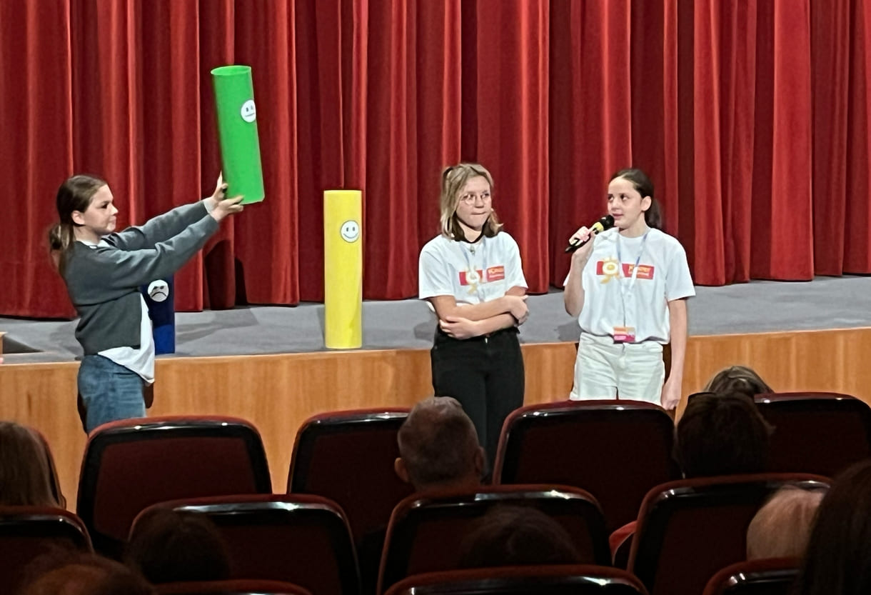 Kinderjury-Mitglieder erklären, wie das Publikum mit dem Eintrittskarten-Abschnitt abstimmen kann